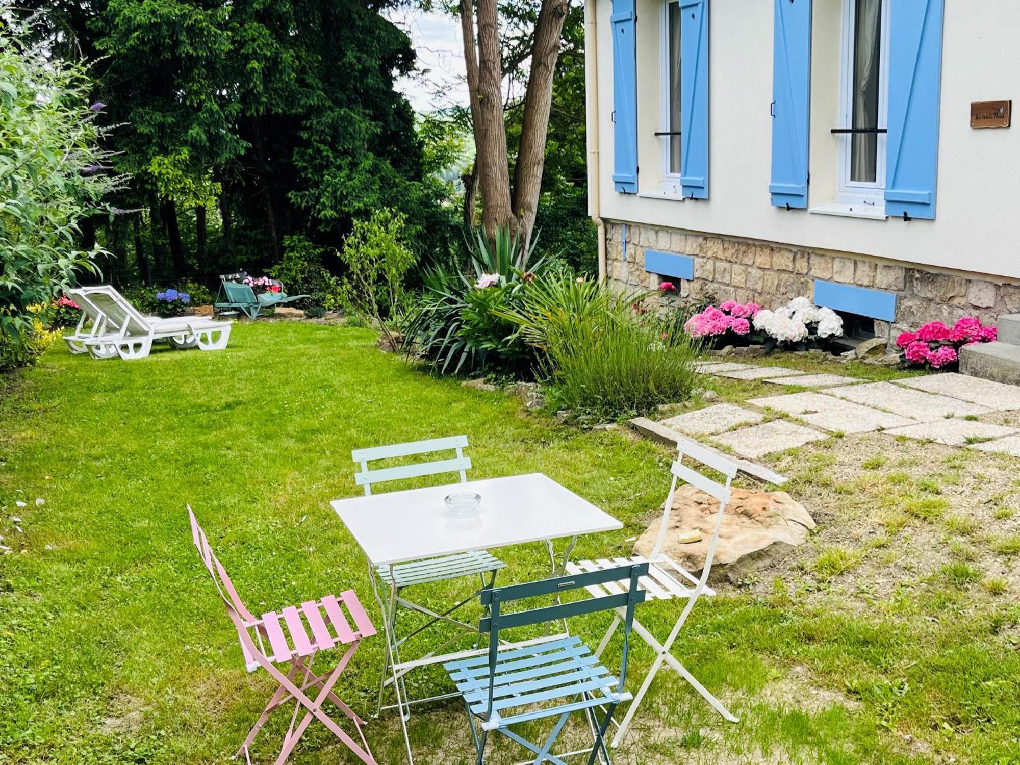Les Volets Bleus Villa Parmain Exterior foto